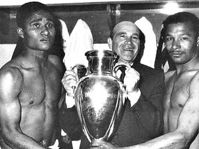 Eusebio, Bela Guttmann and Mario Coluna celebrate Benfica's 1962 European Cup triumph